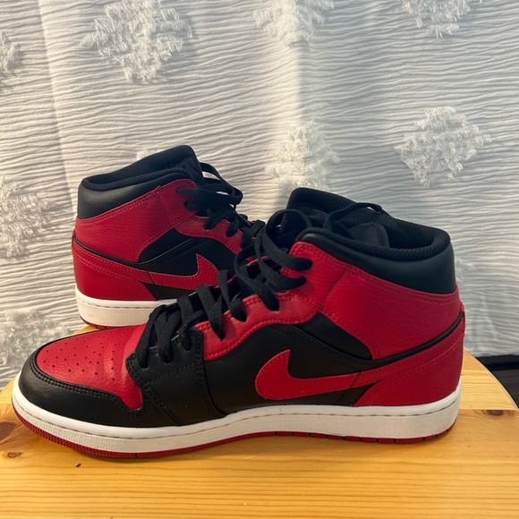 Jordan 1 Mid Banned (2020) - Picture 6 of 9